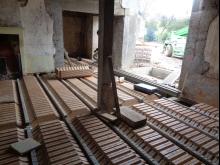 Restauration complète d'une longère : couverture et création de lucarnes, démolition, ouvertures intérieures et extérieures, ravalement, menuiseries, mur de clôture avec les pierres issues de la démolition et plancher béton à l'étage. (Pendant)