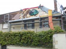 Rénovation de couverture en tuiles (Vieux Clocher) avec écran pare-pluie sous les lattes (meilleure isolation). Arêtiers en ciment comme recommandé par les Bâtiments de France et jouées de lucarne en zinc mat. (Pendant)