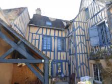 Réfection d'une cour intérieure : badigeon de chaux et peinture. Auvent en tuiles de Bourgogne. (Après)