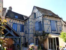 Réfection d'une cour intérieure : badigeon de chaux et peinture. Auvent en tuiles de Bourgogne. (Après)