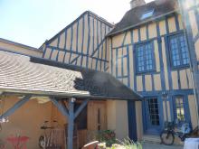 Réfection d'une cour intérieure : badigeon de chaux et peinture. Auvent en tuiles de Bourgogne. (Après)