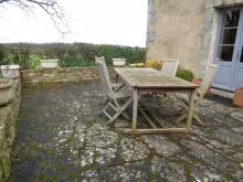 Réfection de terrasse en pavés Porphyre posés sur chape et couronnement des murets en pierre. (Avant)