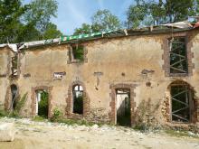 Rénovation de grande ampleur : renfort de plancher par poutrelle acier, reconstruction du pignon en parpaings, façade enduite à la chaux, pignon et entourage de fenêtre habillés en briques. (Avant)