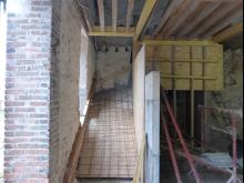Réalisation d'un escalier en béton, avec marches balancées. Habillage des marches en pierres et murs enduits à pierres vues. (Pendant)