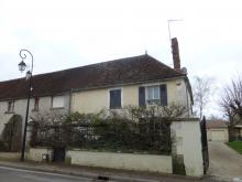 Rénovation de couverture en tuiles (Vieux Clocher) avec écran pare-pluie sous les lattes (meilleure isolation). Arêtiers en ciment comme recommandé par les Bâtiments de France et jouées de lucarne en zinc mat. (Avant)