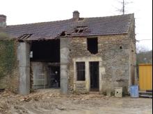 Restauration complète d'une longère : couverture et création de lucarnes, démolition, ouvertures intérieures et extérieures, ravalement, menuiseries, mur de clôture avec les pierres issues de la démolition et plancher béton à l'étage. (Pendant)
