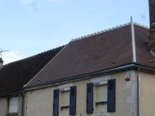 Rénovation de couverture en tuiles (Vieux Clocher) avec écran pare-pluie sous les lattes (meilleure isolation). Arêtiers en ciment comme recommandé par les Bâtiments de France et jouées de lucarne en zinc mat. (Après)