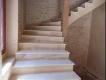 Réalisation d'un escalier en béton, avec marches balancées. Habillage des marches en pierres et murs enduits à pierres vues. (Après)