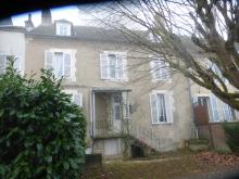Pose d'une isolation et rénovation de la couverture d'une maison au centre ville d'Auxerre. La surélévation de la couverture de 18 cms (isolant) a été validée par les Bâtiments de France. (Avant)
