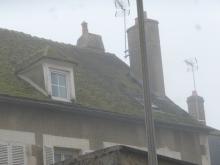 Pose d'une isolation et rénovation de la couverture d'une maison au centre ville d'Auxerre. La surélévation de la couverture de 18 cms (isolant) a été validée par les Bâtiments de France. (Avant)