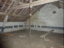 Aménagement d'un grenier : madriers en sapin, isolation du sol, béton allégé armé, parquet collé et carrelage. Isolation du toit et placo avec charpente visible. (Avant)