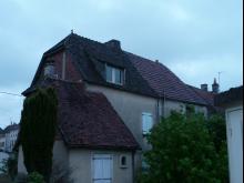 Réfection d'une couverture (tuiles Vauban) avec lucarne en zinc prépatiné noir. Raccord de toiture en profilé zinc (plus esthétique) et chevrons habillés en zinc pour une meilleure protection contre les intempéries. (Avant)