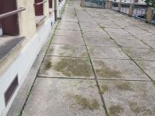 Réfection d'une partie de la terrasse : démolition du support, étanchéité par membrane EPDM et pose de dalles sur plots. (Avant)