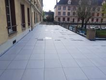 Réfection d'une partie de la terrasse : démolition du support, étanchéité par membrane EPDM et pose de dalles sur plots. (Après)
