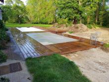 Implantation de la piscine et agrandissement de la terrasse existante en bois et carrelage. (Pendant)