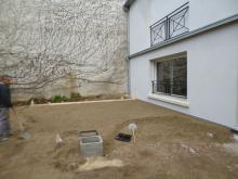 Transformation d'une allée en pavés de Travertin panachés et joints clairs. (Pendant)