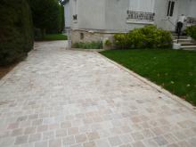 Transformation d'une allée en pavés de Travertin panachés et joints clairs. (Après)