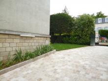 Transformation d'une allée en pavés de Travertin panachés et joints clairs. (Après)