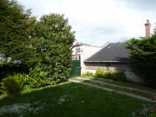 Transformation d'une allée en pavés de Travertin panachés et joints clairs. (Avant)