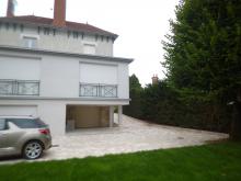 Transformation d'une allée en pavés de Travertin panachés et joints clairs. (Après)