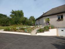 Réfection complète de la cour : allée d'accès, muret et escalier en béton avec couronnement en brique et cour en goudron. (Après)