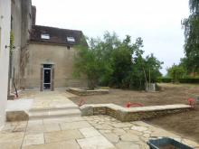 Terrassement d'une cour pour dallage en Pierre de Bourgogne grand format (allée, marches et muret). (Après)