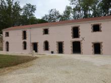 Rénovation de grande ampleur : renfort de plancher par poutrelle acier, reconstruction du pignon en parpaings, façade enduite à la chaux, pignon et entourage de fenêtre habillés en briques. (Après)
