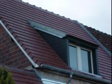 Réfection d'une couverture (tuiles Vauban) avec lucarne en zinc prépatiné noir. Raccord de toiture en profilé zinc (plus esthétique) et chevrons habillés en zinc pour une meilleure protection contre les intempéries. (Après)