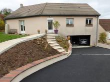 Réfection complète de la cour : allée d'accès, muret et escalier en béton avec couronnement en brique et cour en goudron. (Après)