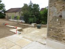 Terrassement d'une cour pour dallage en Pierre de Bourgogne grand format (allée, marches et muret). (Après)