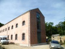 Rénovation de grande ampleur : renfort de plancher par poutrelle acier, reconstruction du pignon en parpaings, façade enduite à la chaux, pignon et entourage de fenêtre habillés en briques. (Après)