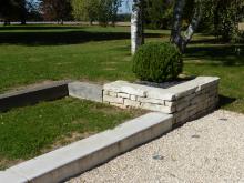 Aménagement des extérieurs : Devant : enrobé à chaux et pavés. Derrière : Gravillons, dallage en pierre Rocherons grenaillée, muret en Barette de l'Yonne (pose sans joint) et marche en pierre massive. (Après)