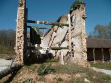 Rénovation de grande ampleur : renfort de plancher par poutrelle acier, reconstruction du pignon en parpaings, façade enduite à la chaux, pignon et entourage de fenêtre habillés en briques. (Avant)