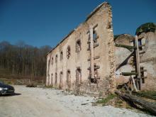 Rénovation de grande ampleur : renfort de plancher par poutrelle acier, reconstruction du pignon en parpaings, façade enduite à la chaux, pignon et entourage de fenêtre habillés en briques. (Avant)