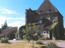 Démolition du garage existant (à gauche) et construction du nouveau garage relié à l'habitation par une galerie en charpente bois. 
Agrandissement de la partie haute de la tour avec les moellons de l'ancien garage, enduit à pierres vues et entablement en pierre. (Avant)
