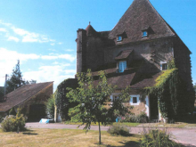 La tour était recouverte de lierre avec un toit à une pente.