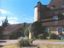 Démolition du garage existant (à gauche) et construction du nouveau garage relié à l'habitation par une galerie en charpente bois. 
Agrandissement de la partie haute de la tour avec les moellons de l'ancien garage, enduit à pierres vues et entablement en pierre. (Avant)