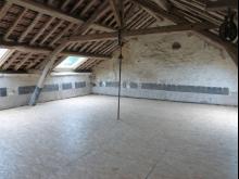 Aménagement d'un grenier : madriers en sapin, isolation du sol, béton allégé armé, parquet collé et carrelage. Isolation du toit et placo avec charpente visible. (Pendant)