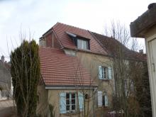 Réfection d'une couverture (tuiles Vauban) avec lucarne en zinc prépatiné noir. Raccord de toiture en profilé zinc (plus esthétique) et chevrons habillés en zinc pour une meilleure protection contre les intempéries. (Après)