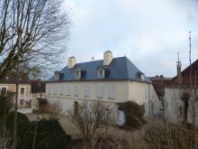 Rénovation d'une couverture Shingle en ardoises posées aux crochets. Les cheminées sont enduites et les lucarnes sont refaite en béton et habillées en zinc prépatiné noir (Après)