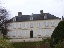 Rénovation d'une couverture Shingle en ardoises posées aux crochets. Les cheminées sont enduites et les lucarnes sont refaite en béton et habillées en zinc prépatiné noir (Avant)
