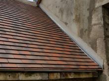 Rénovation charpente/couverture en tuile plate Terreal Sologne avec rive anglaise et habillage zinc prépatiné.