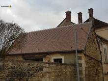 Rénovation charpente/couverture en tuile plate Terreal Sologne avec rive anglaise et habillage zinc prépatiné.