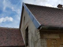 Rénovation charpente/couverture en tuile plate Terreal Sologne avec rive anglaise et habillage zinc prépatiné.