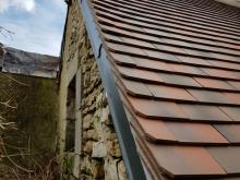 Rénovation charpente/couverture en tuile plate Terreal Sologne avec rive anglaise et habillage zinc prépatiné.