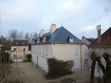 Rénovation d'une couverture Shingle en ardoises posées aux crochets. Les cheminées sont enduites et les lucarnes sont refaite en béton et habillées en zinc prépatiné noir (Après)