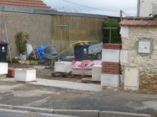 Portail et piliers en pierre massive et briques repris, suite à un accident. Enduit taloché à la chaux et couronnement en tuiles. (Pendant)