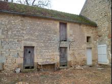 Aménagement d'une terrasse d'une ancienne écurie. Remblai au niveau des seuils, fondations, murets en parpaings et moellons issus de l'écurie, carrelage en pierre multiformat, spots encastrés dans la dalle et escalier en pierre et béton. (Avant)
