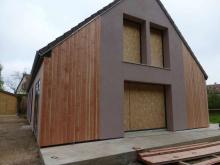 Percement dans le pignon pour de nouvelles ouvertures, isolation des murs par l'extérieur et bardage bois Douglas. (Après)