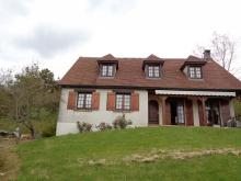 Agrandissement d'un pavillon traditionnel avec tuiles de bourgogne, charpente et linteau en chêne, lucarne et auvent. (Avant)